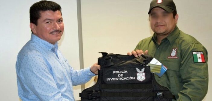 Ya van tres: se entrega en Estados Unidos Marco Antonio Almanza, exjefe policiaco de Sinaloa señalado por nexos con “Los Chapitos” Ya van tres: se entrega en Estados Unidos Marco Antonio Almanza, exjefe policiaco de Sinaloa señalado por nexos con “Los Chapitos”