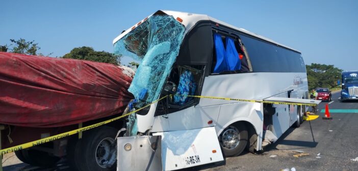 Choque entre autobús de pasajeros y tráiler deja cuatro muertos en autopista del sur de Veracruz; hay varios lesionados